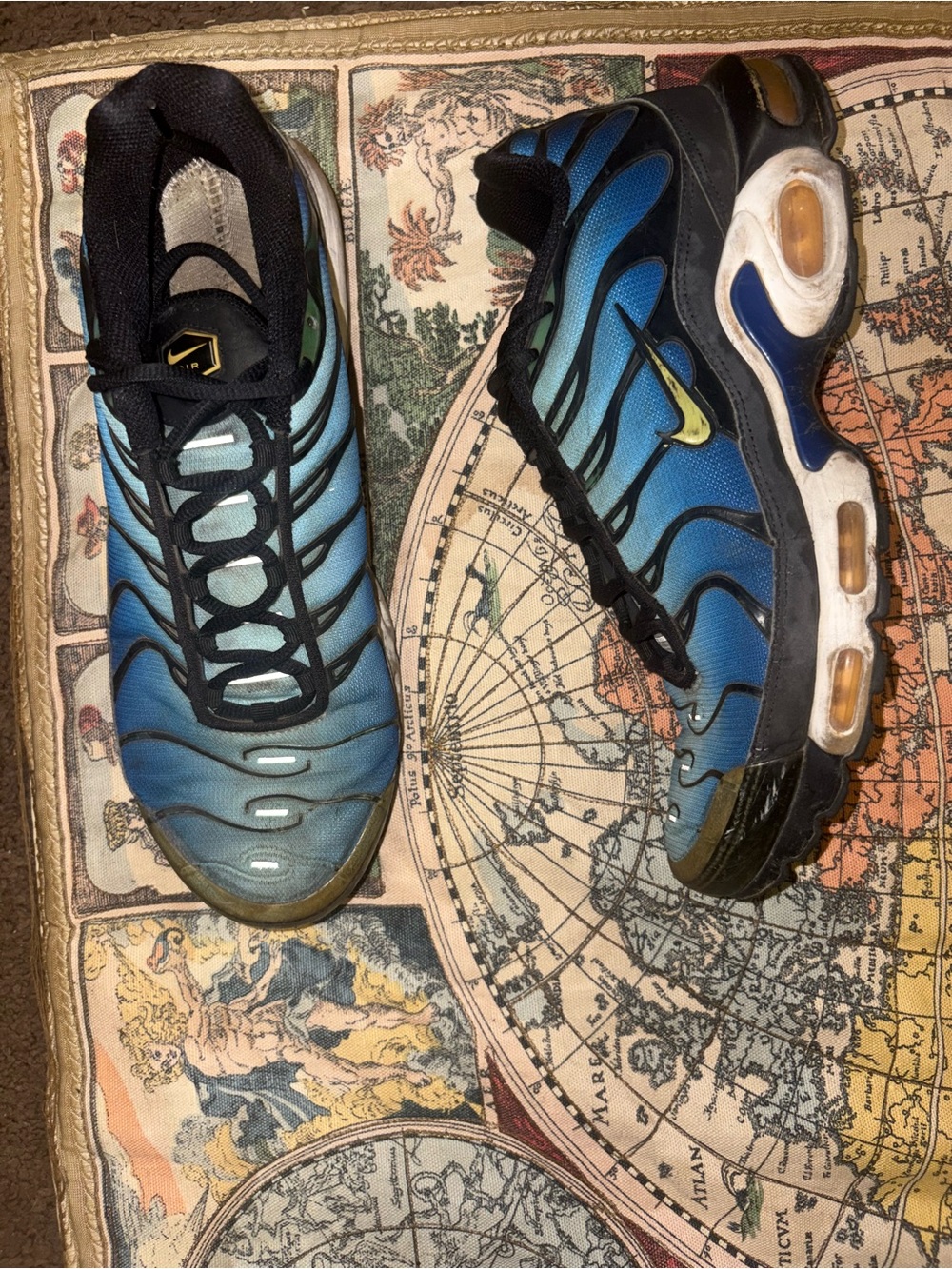 Nike Men's Blue Gradient Tuned Air Sneakers with Black Accents